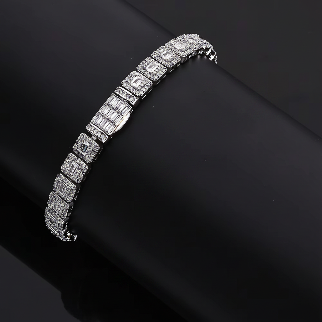 Bracciale argento sfondo scuro