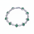 Bracciale verde sfondo bianco