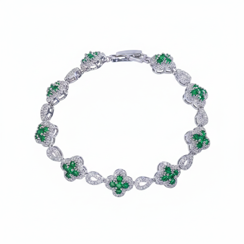 Bracciale verde sfondo bianco